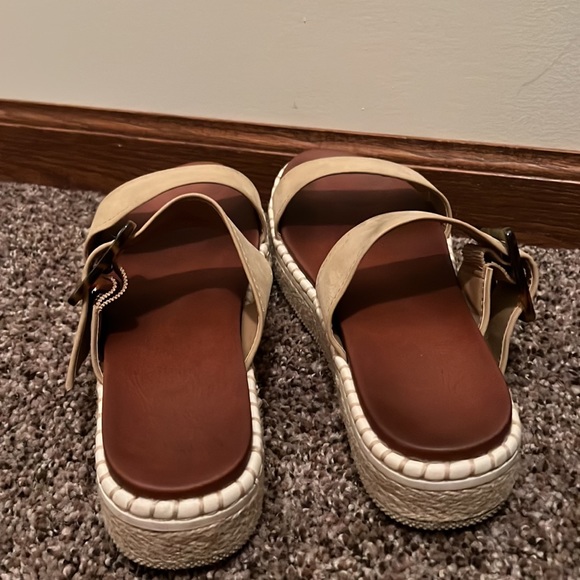 Size 8 Mia Platform sandals. Lightly worn - Picture 4 of 4